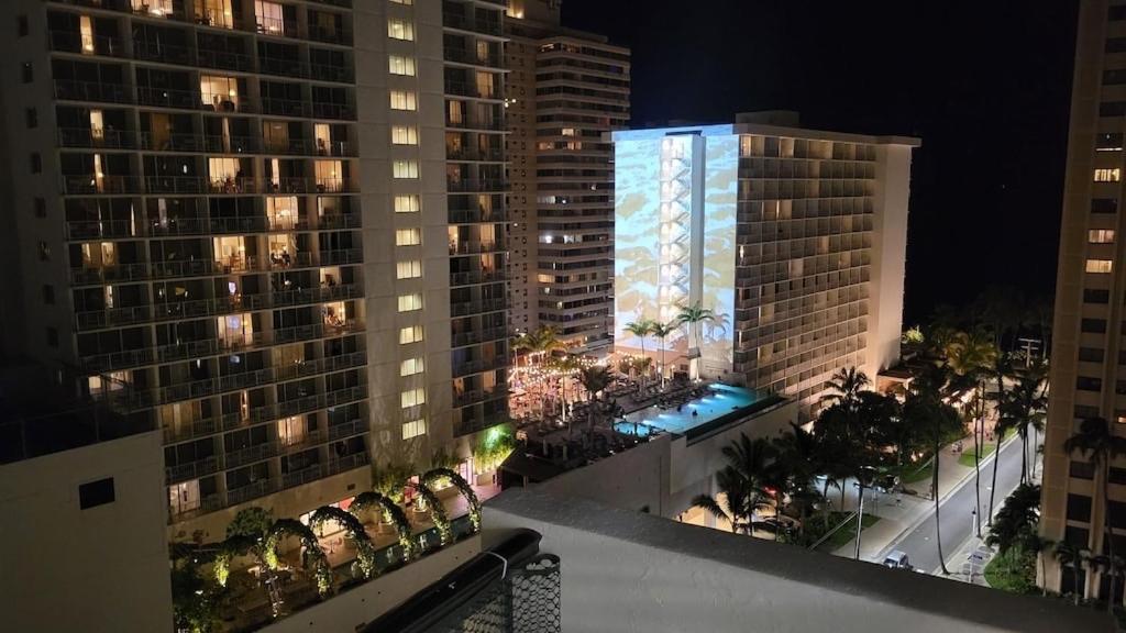 Waikiki Condo 2 Bedrooms 2 Bathrooms With 1 Free Parking Space Honolulu Bagian luar foto