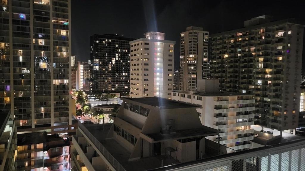 Waikiki Condo 2 Bedrooms 2 Bathrooms With 1 Free Parking Space Honolulu Bagian luar foto