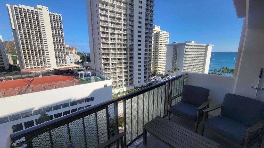 Waikiki Condo 2 Bedrooms 2 Bathrooms With 1 Free Parking Space Honolulu Bagian luar foto