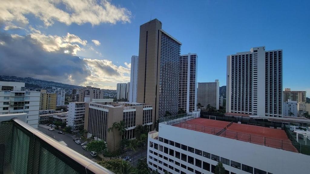 Waikiki Condo 2 Bedrooms 2 Bathrooms With 1 Free Parking Space Honolulu Bagian luar foto